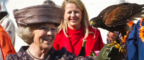 Koningin Beatrix met roofvogel van Birds@Work